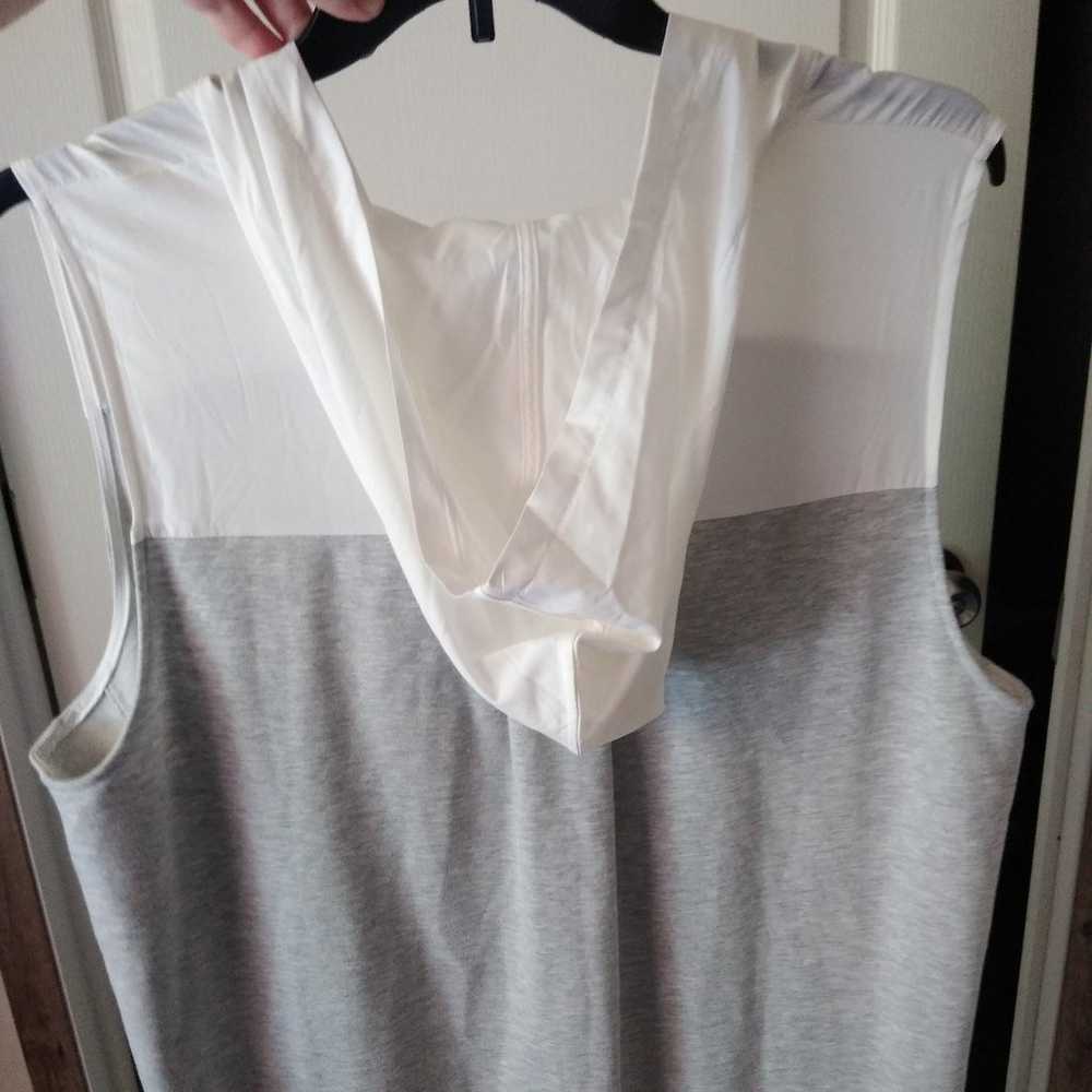 Never Worn Livi Casual Gray & White Sleeveless Ho… - image 5