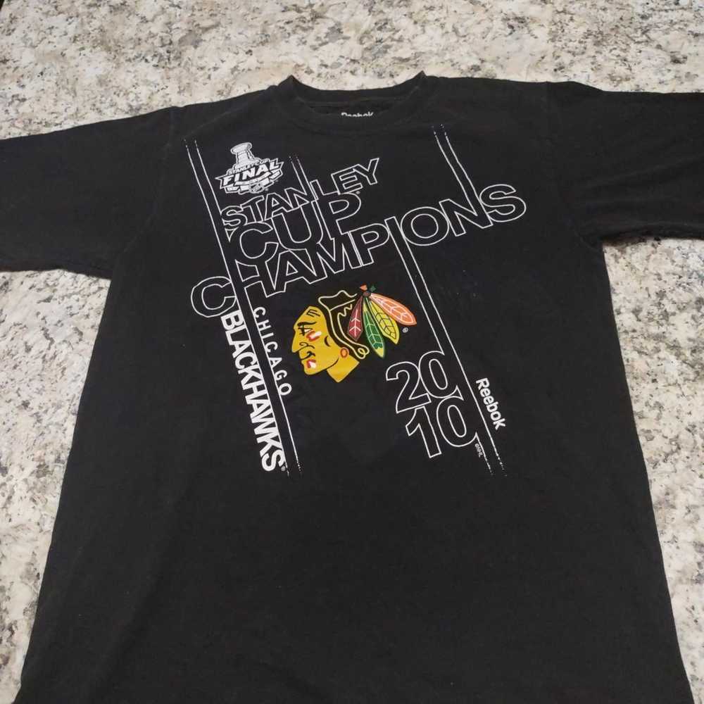 Chicago Blackhawks T-shirt Size Small - image 1