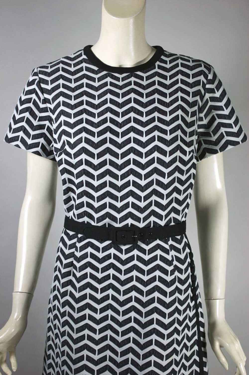 Mod 1960s-70s dress black white herringbone poly … - image 2