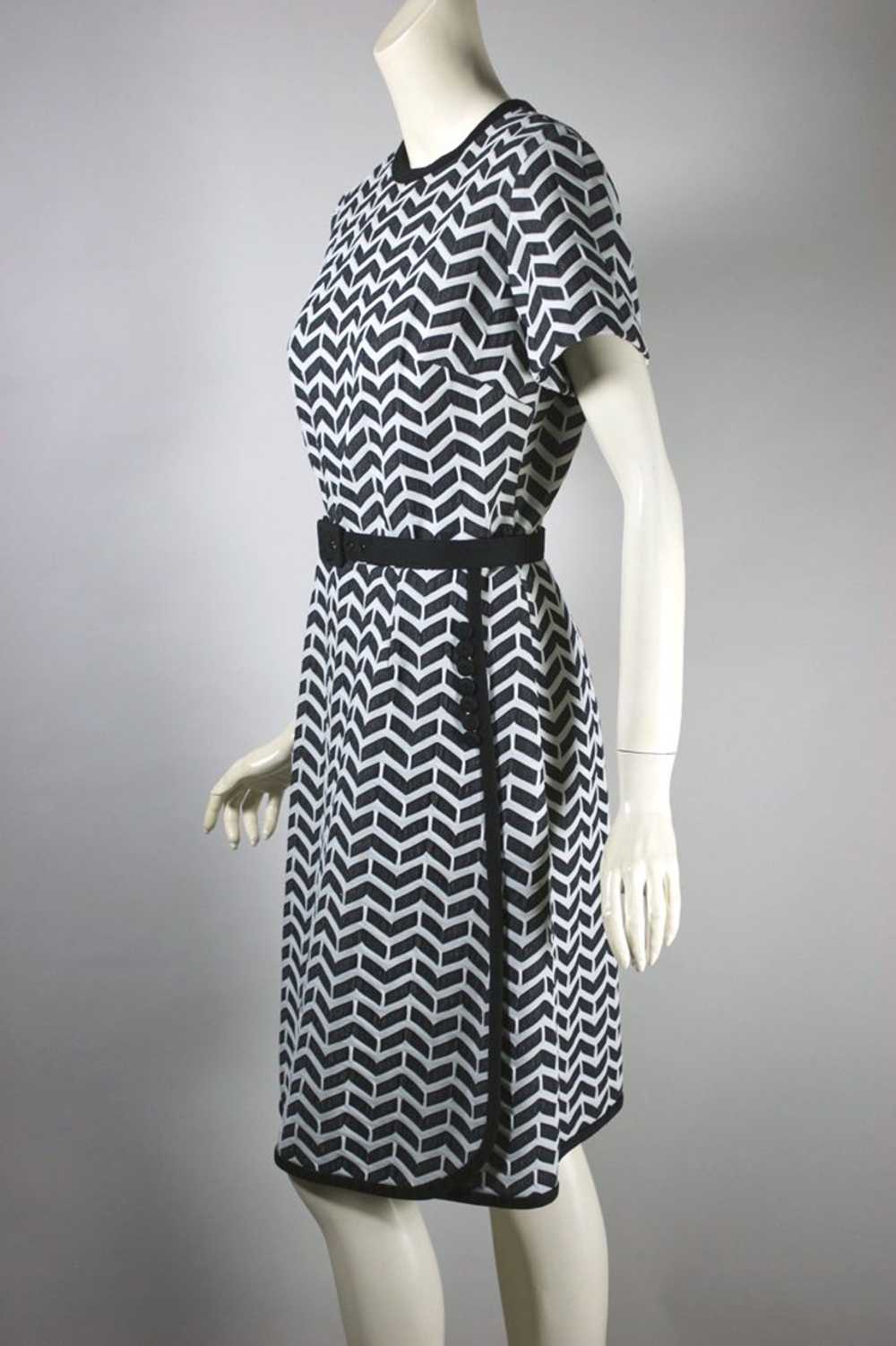 Mod 1960s-70s dress black white herringbone poly … - image 3