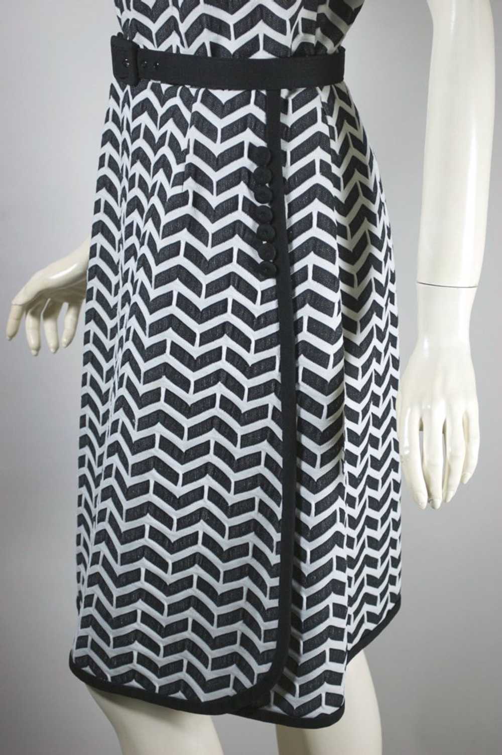 Mod 1960s-70s dress black white herringbone poly … - image 4