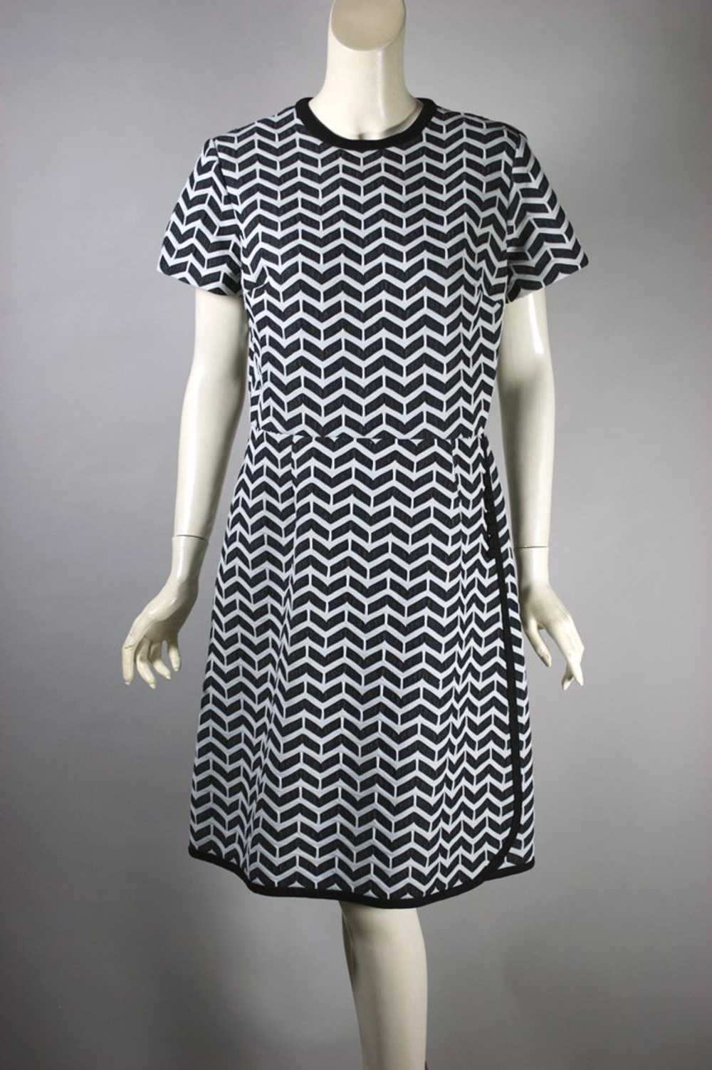 Mod 1960s-70s dress black white herringbone poly … - image 6