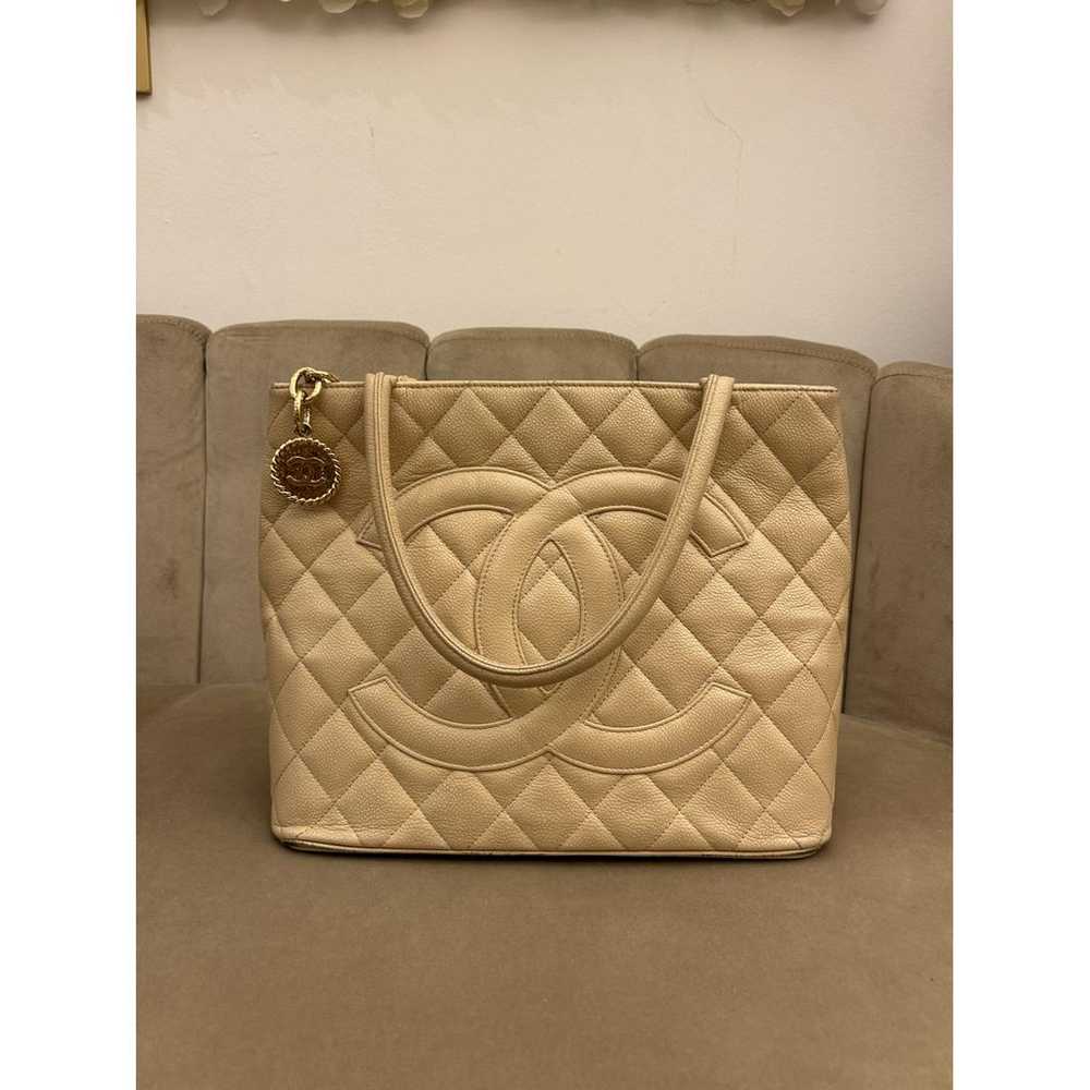 Chanel Médaillon leather satchel - image 2