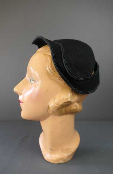 Vintage 1930s Black Felt Hat with Black Beads, 22 