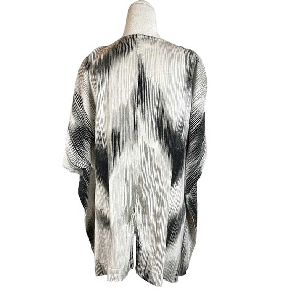 Natori Painted Ikat Top in White & Black S/M Wome… - image 8