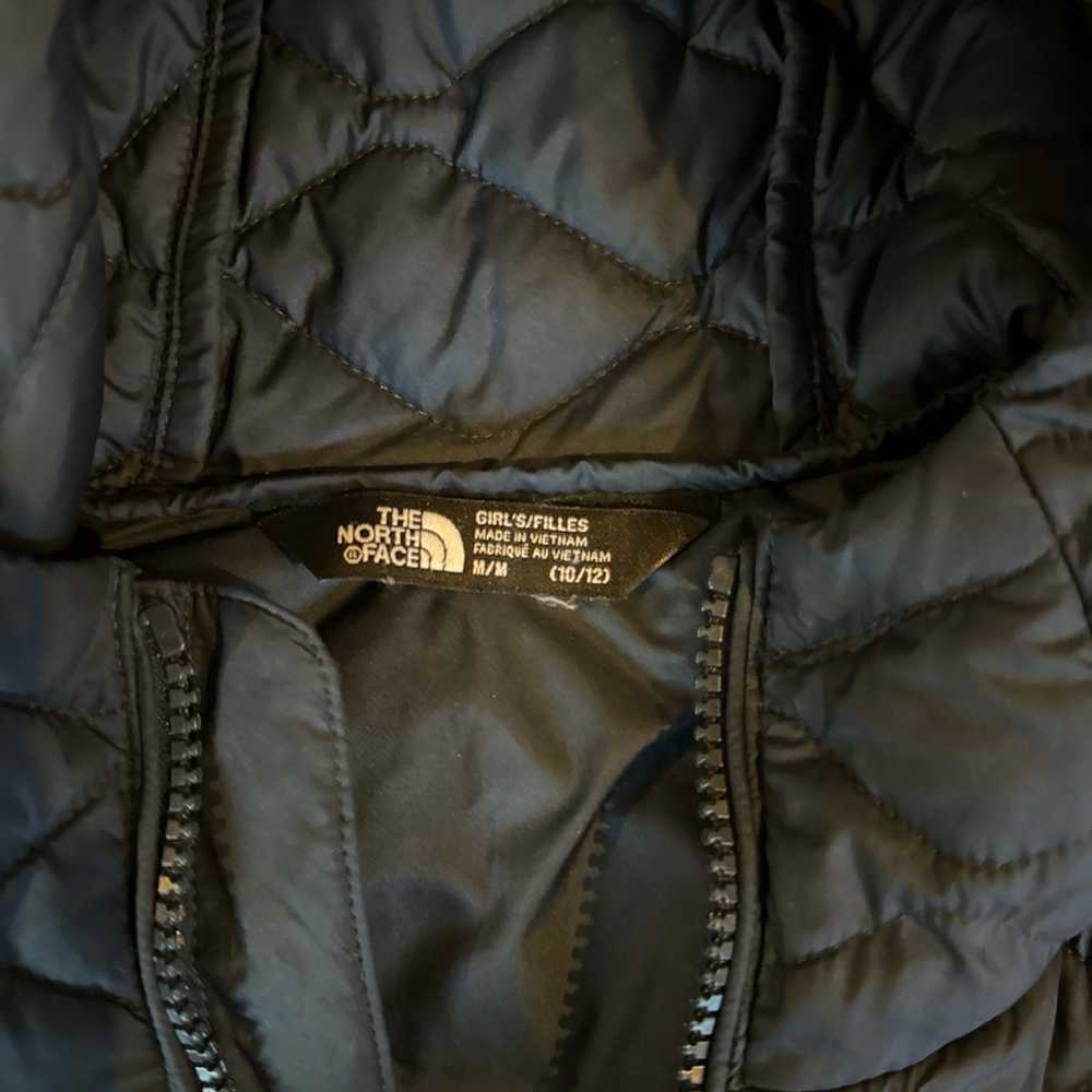 North Face Girls Size M Thermoball jacket I HAVE … - image 3