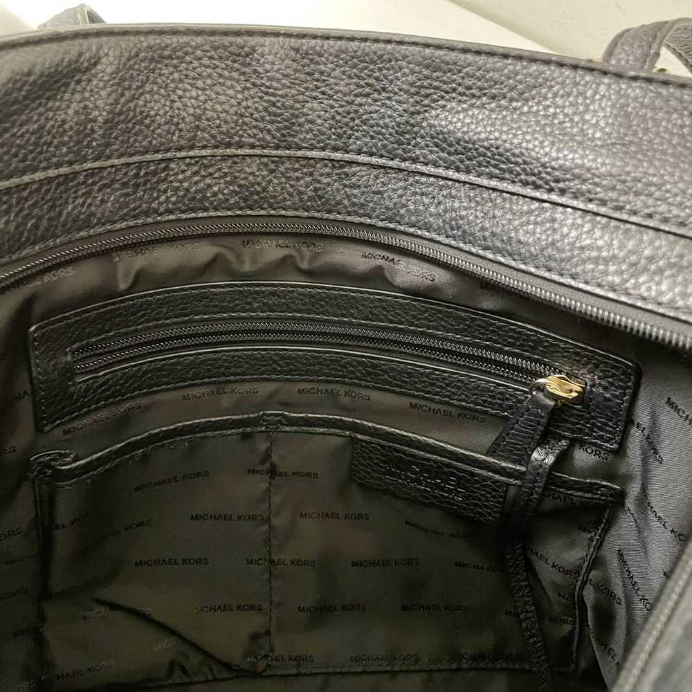 Michael Kors black pebbled leather Bedford pocket… - image 8