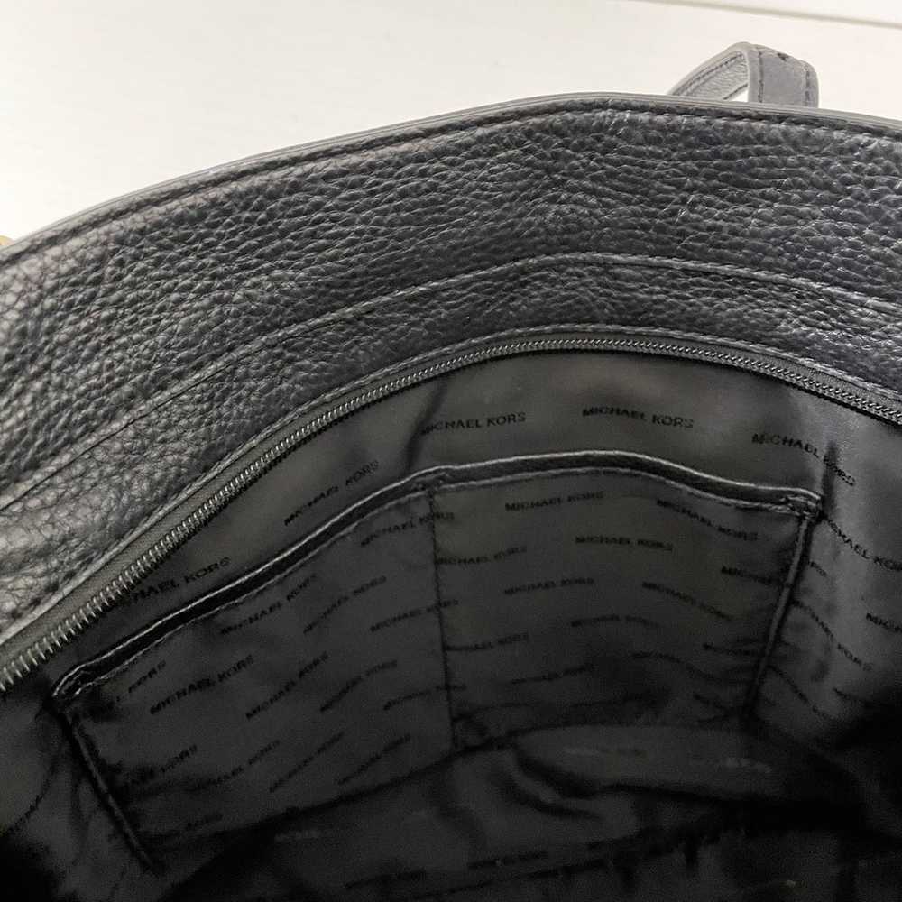 Michael Kors black pebbled leather Bedford pocket… - image 9