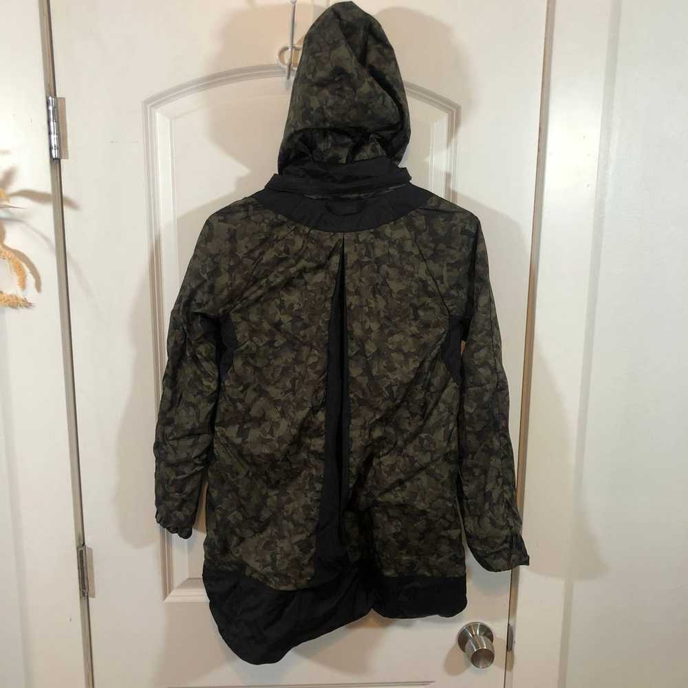 $198 Lululemon Fo Drizzle Jacket BLACK Fatigue Gr… - image 10