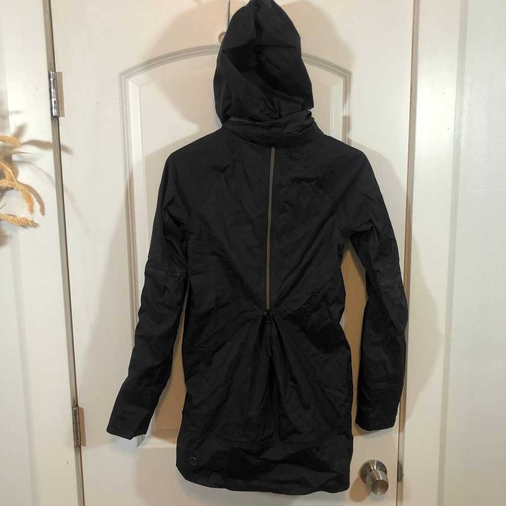 $198 Lululemon Fo Drizzle Jacket BLACK Fatigue Gr… - image 3