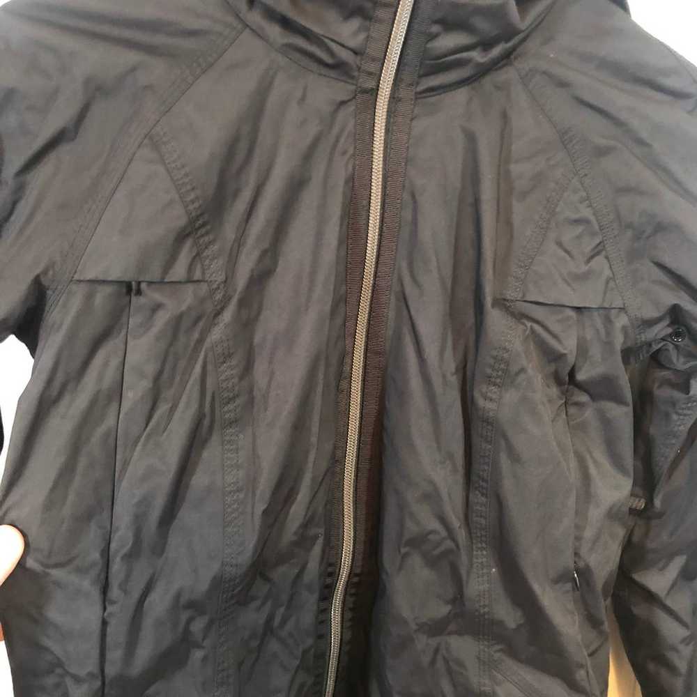 $198 Lululemon Fo Drizzle Jacket BLACK Fatigue Gr… - image 4