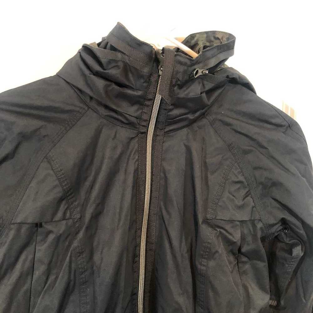 $198 Lululemon Fo Drizzle Jacket BLACK Fatigue Gr… - image 5