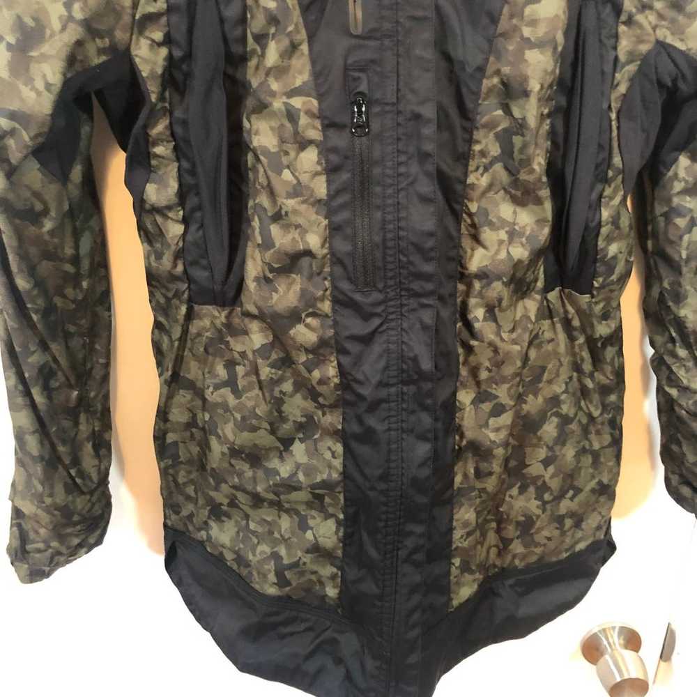 $198 Lululemon Fo Drizzle Jacket BLACK Fatigue Gr… - image 8