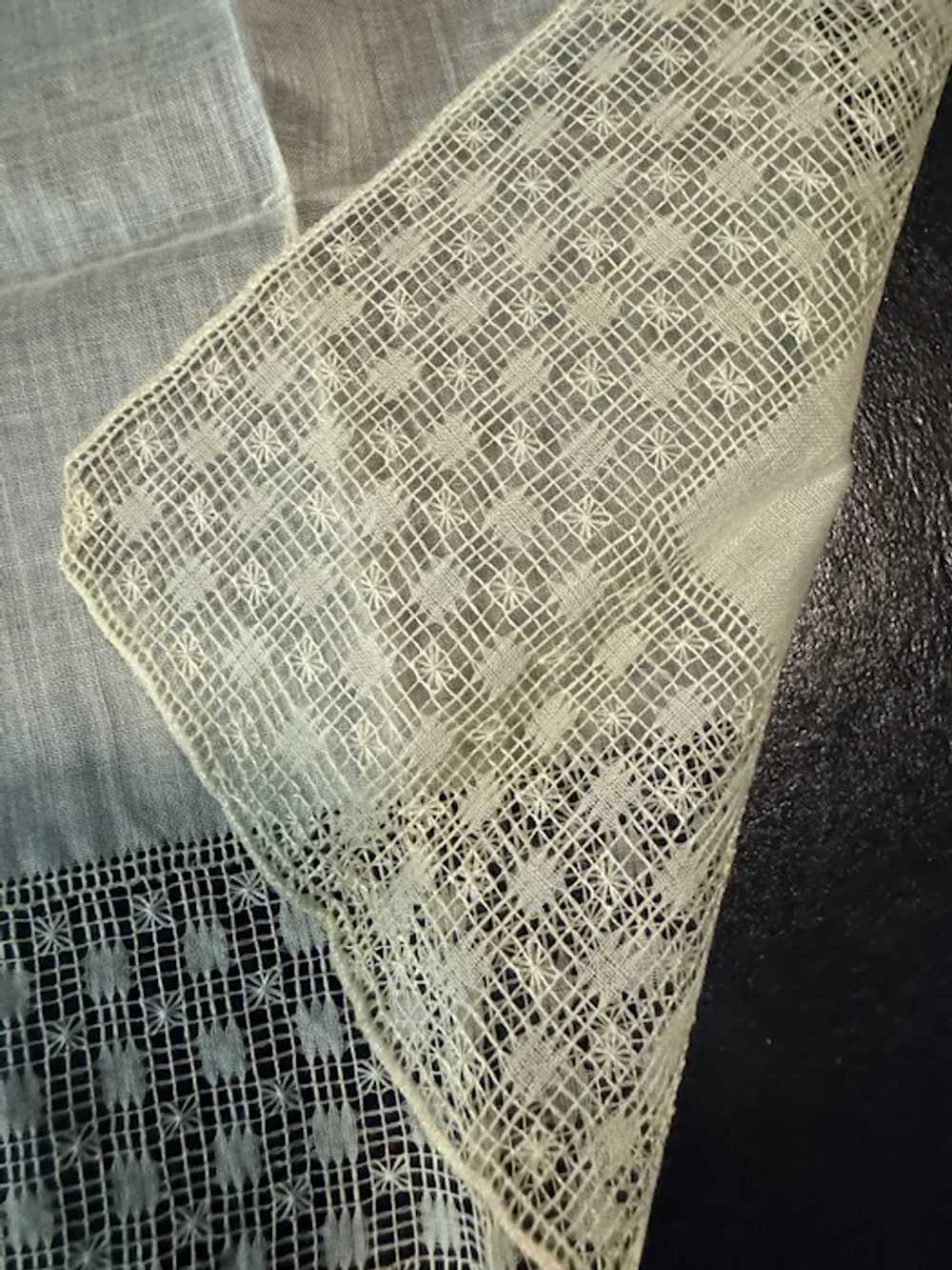 vintage  lace Hankie  detail - image 5