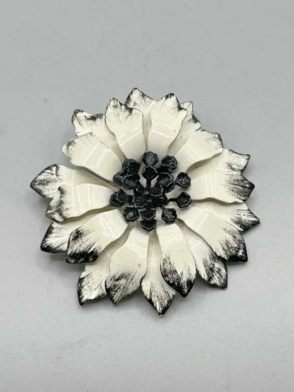 Vintage 70s Flower Brooch Black & White Enamel Da… - image 2