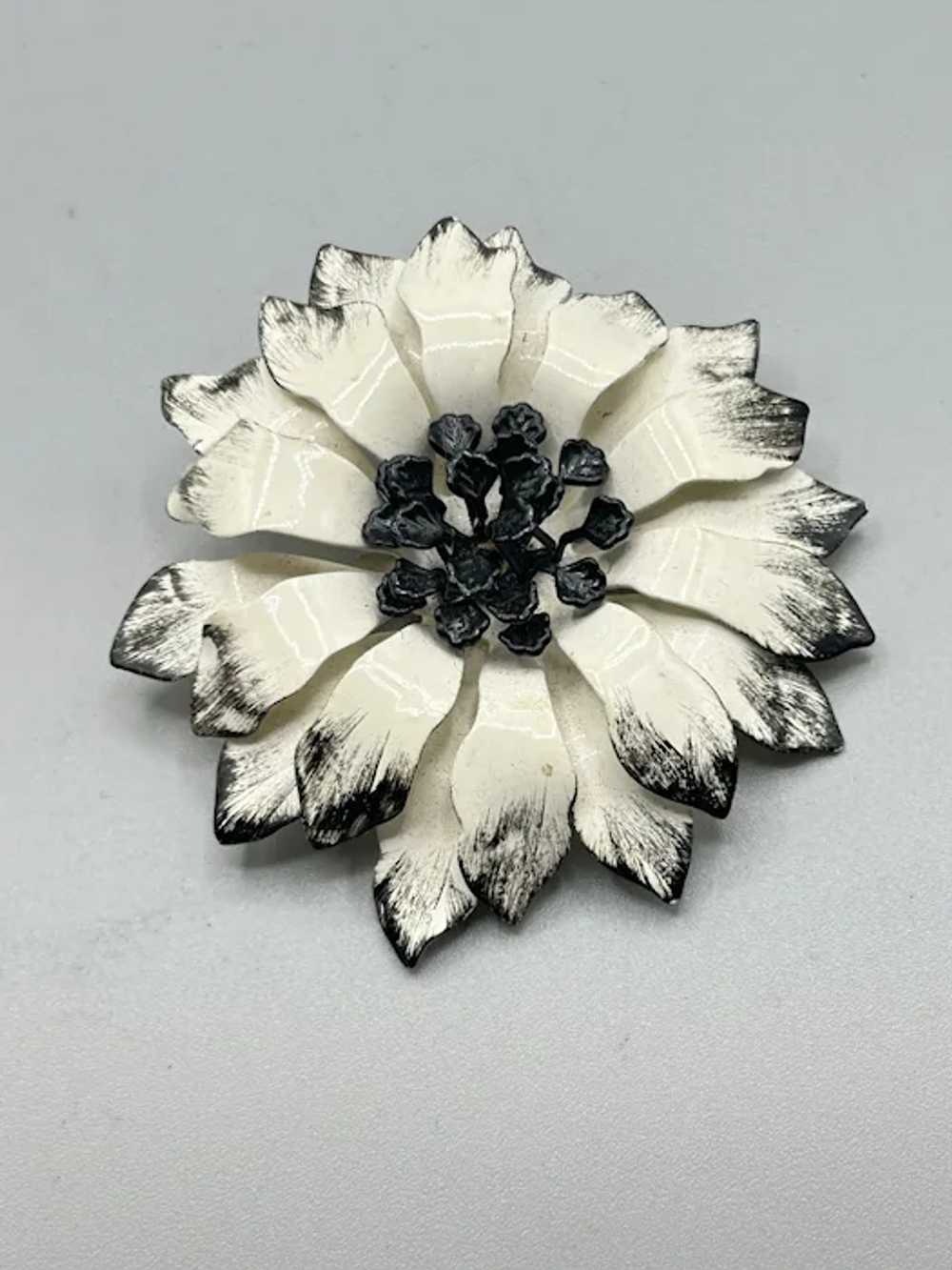 Vintage 70s Flower Brooch Black & White Enamel Da… - image 3