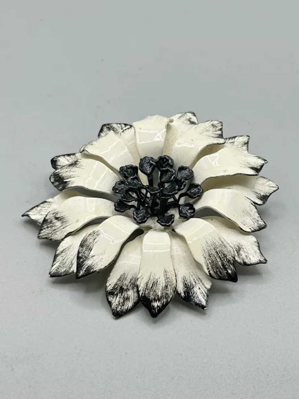 Vintage 70s Flower Brooch Black & White Enamel Da… - image 4