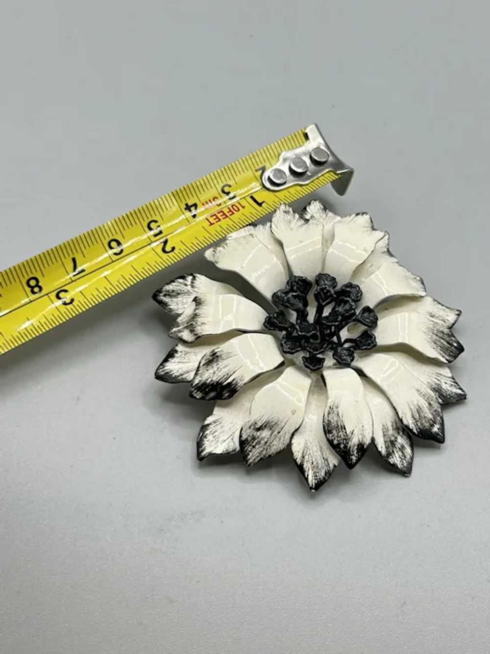Vintage 70s Flower Brooch Black & White Enamel Da… - image 6