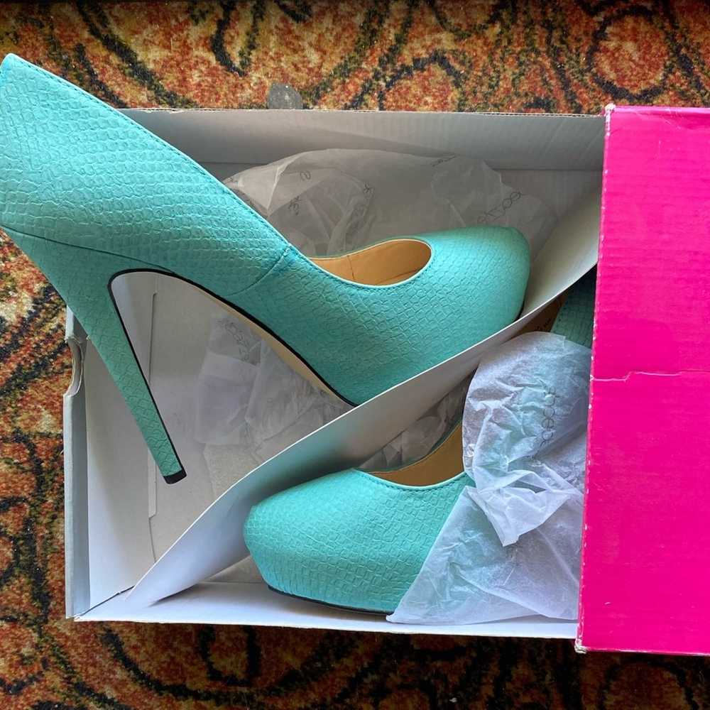 Women’s turquoise heels - image 3