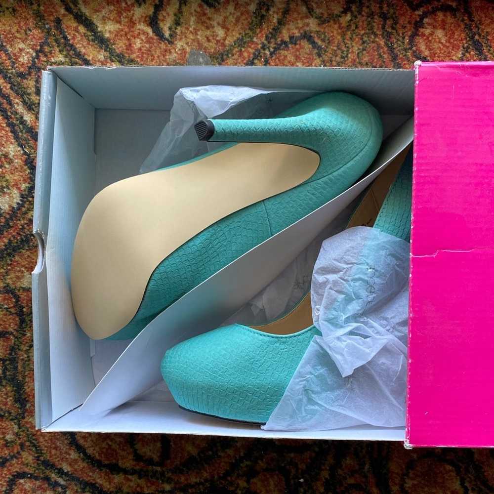 Women’s turquoise heels - image 4