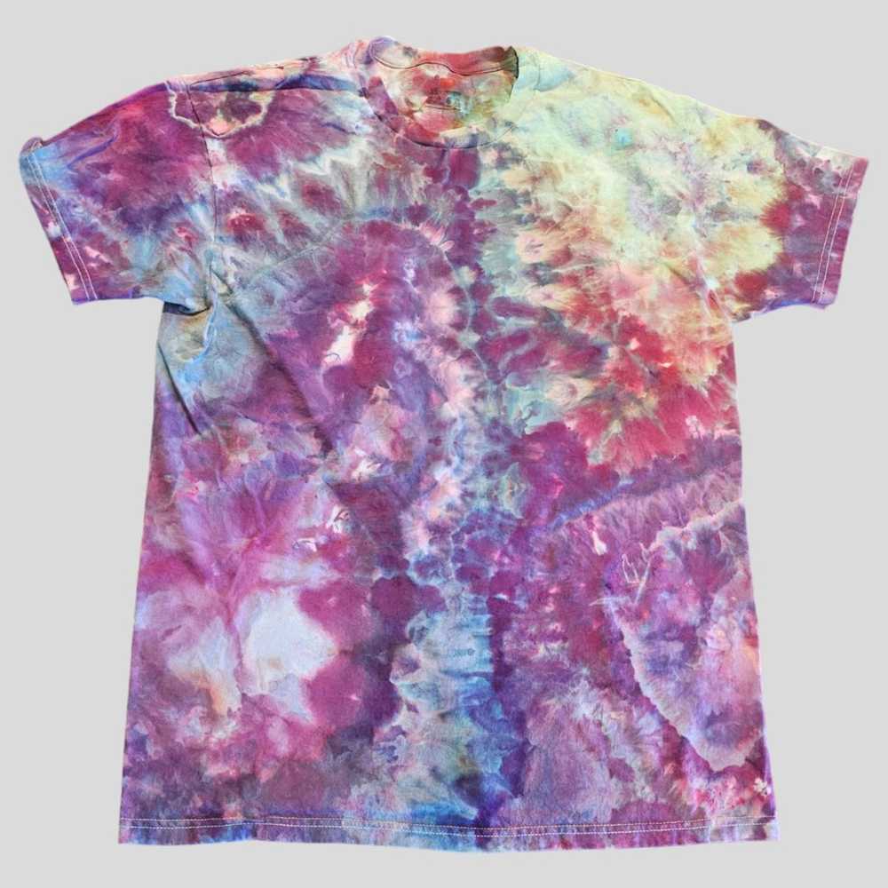 Tie-dye short-sleeved t-shirt with bright earthy … - image 1