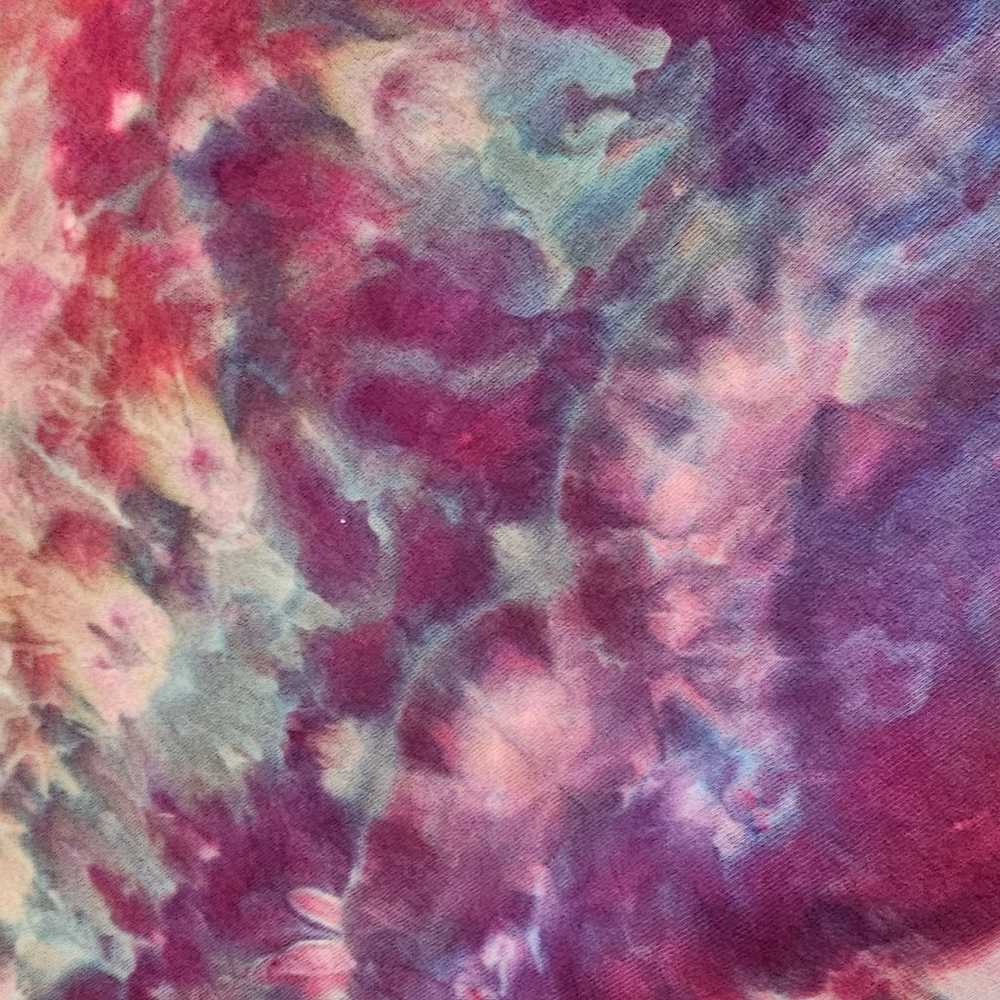 Tie-dye short-sleeved t-shirt with bright earthy … - image 3