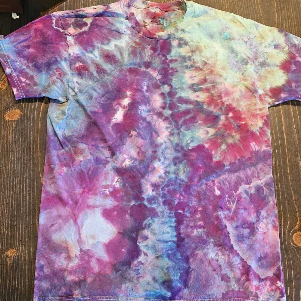 Tie-dye short-sleeved t-shirt with bright earthy … - image 4