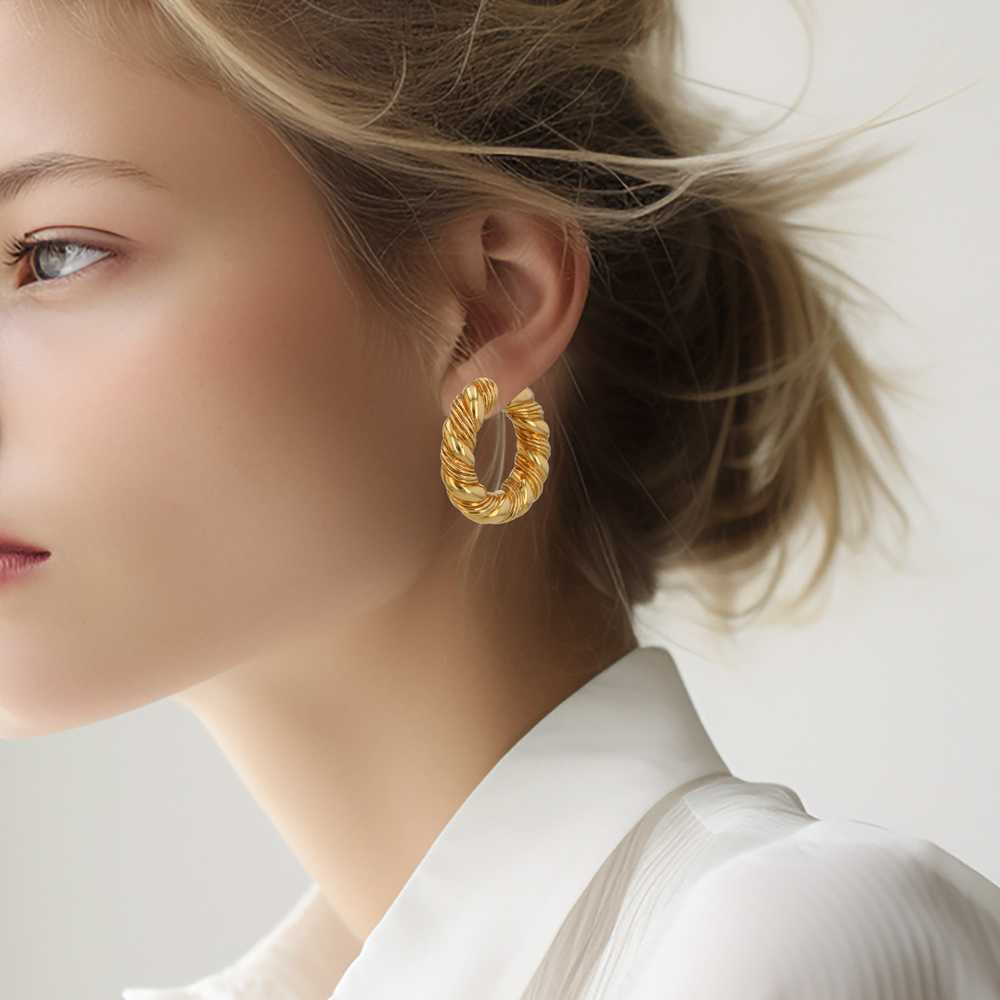 Van Cleef & Arpels hoop earrings in yellow gold C… - image 2