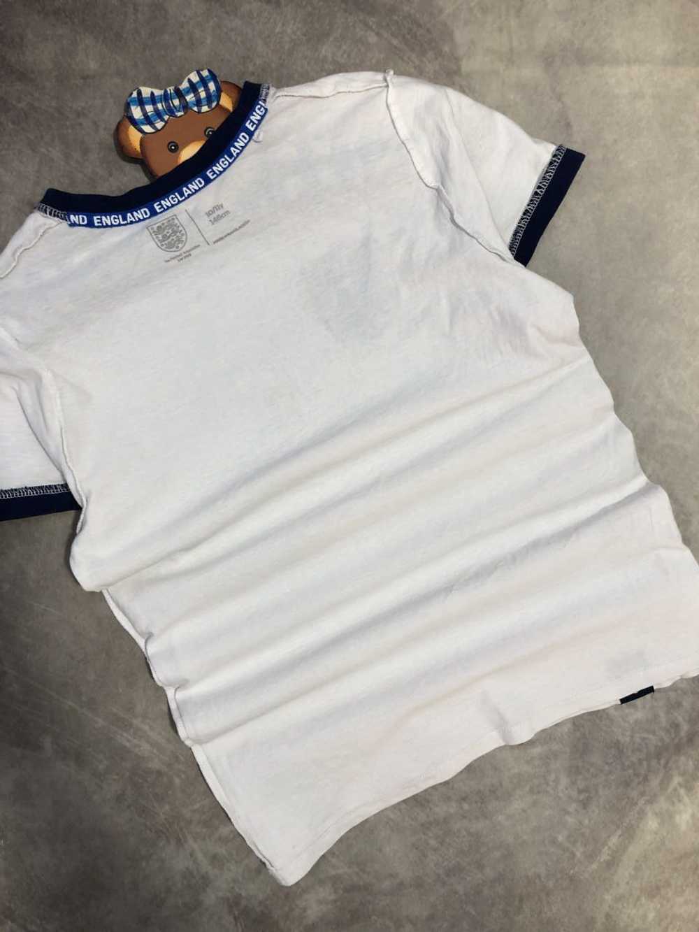 Soccer Jersey × Streetwear × Vintage T-shirt Engl… - image 2