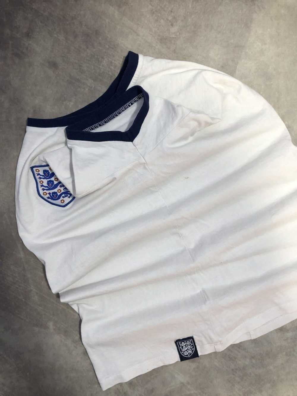 Soccer Jersey × Streetwear × Vintage T-shirt Engl… - image 4