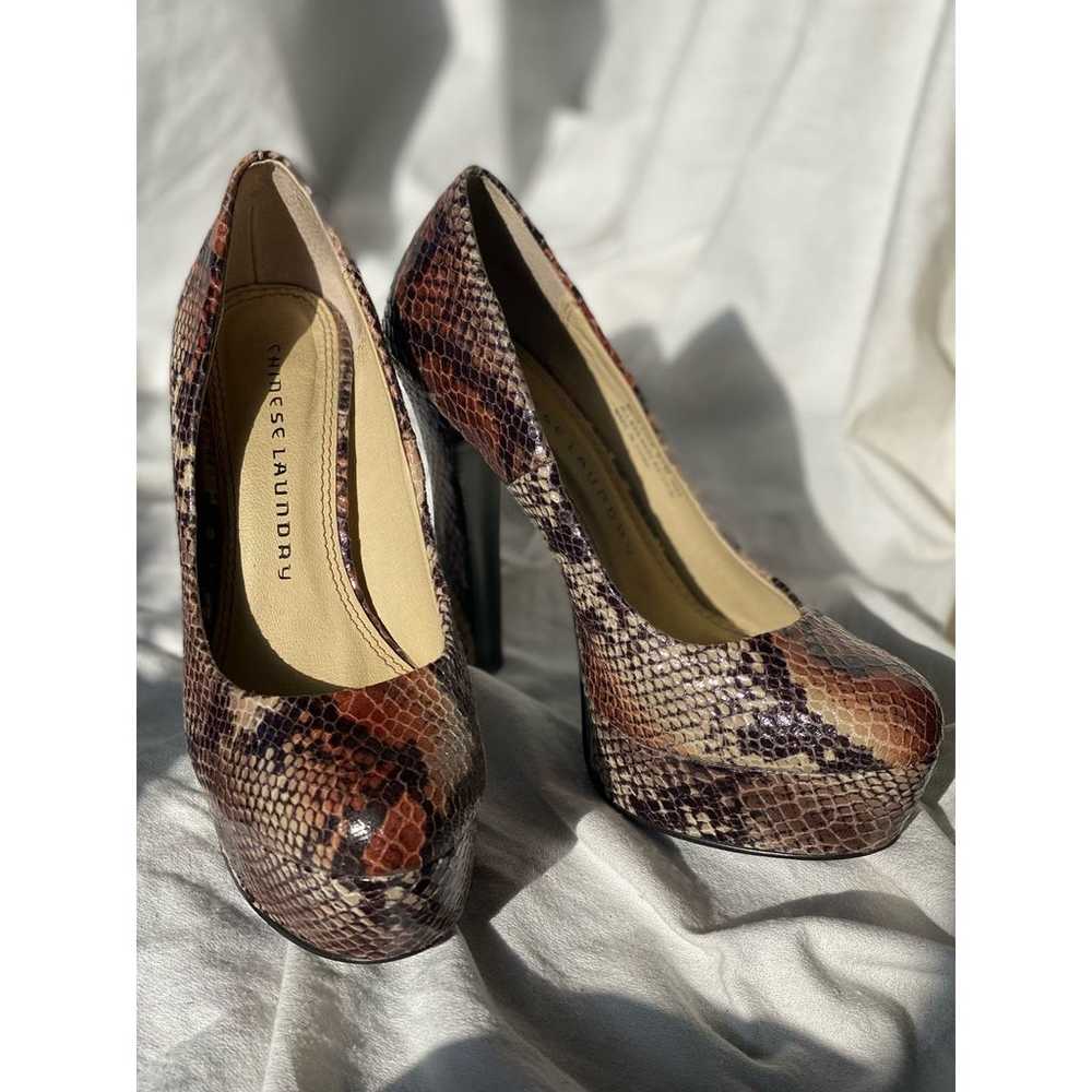 Chinese Laundry Move Over Snakeskin Pumps 6.5 Wom… - image 1