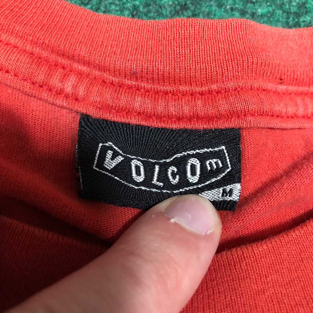 Vintage Y2K Volcom Wraparound AOP Skate T-Shirt M… - image 3