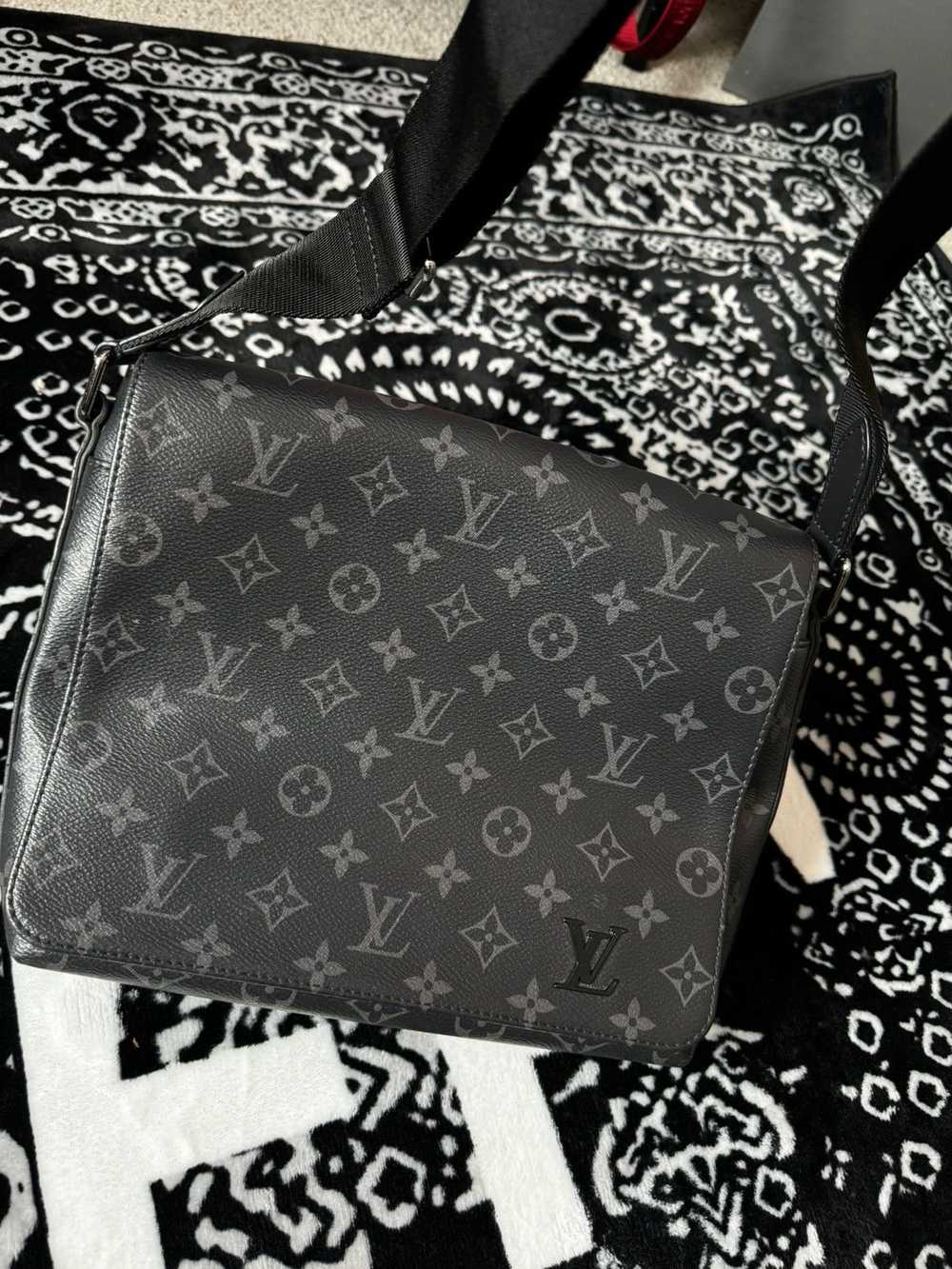 Louis Vuitton Louis Vuitton District Messenger Bag - image 10