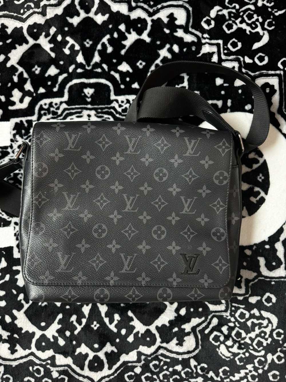 Louis Vuitton Louis Vuitton District Messenger Bag - image 6