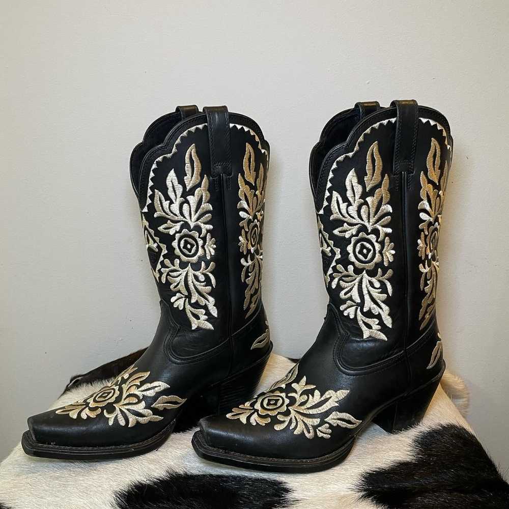 Black & white embroidered ariat boots - image 4