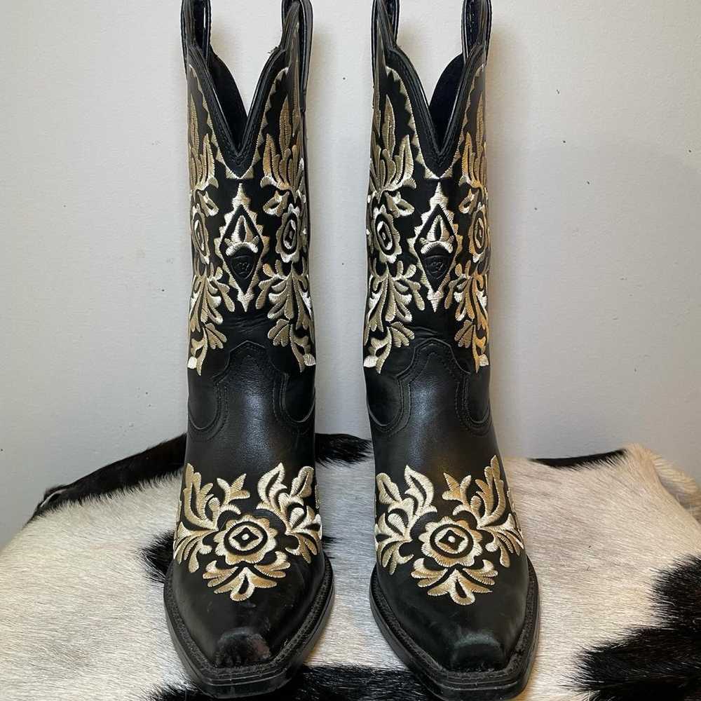 Black & white embroidered ariat boots - image 5