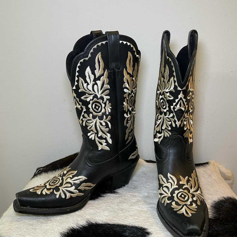 Black & white embroidered ariat boots - image 7