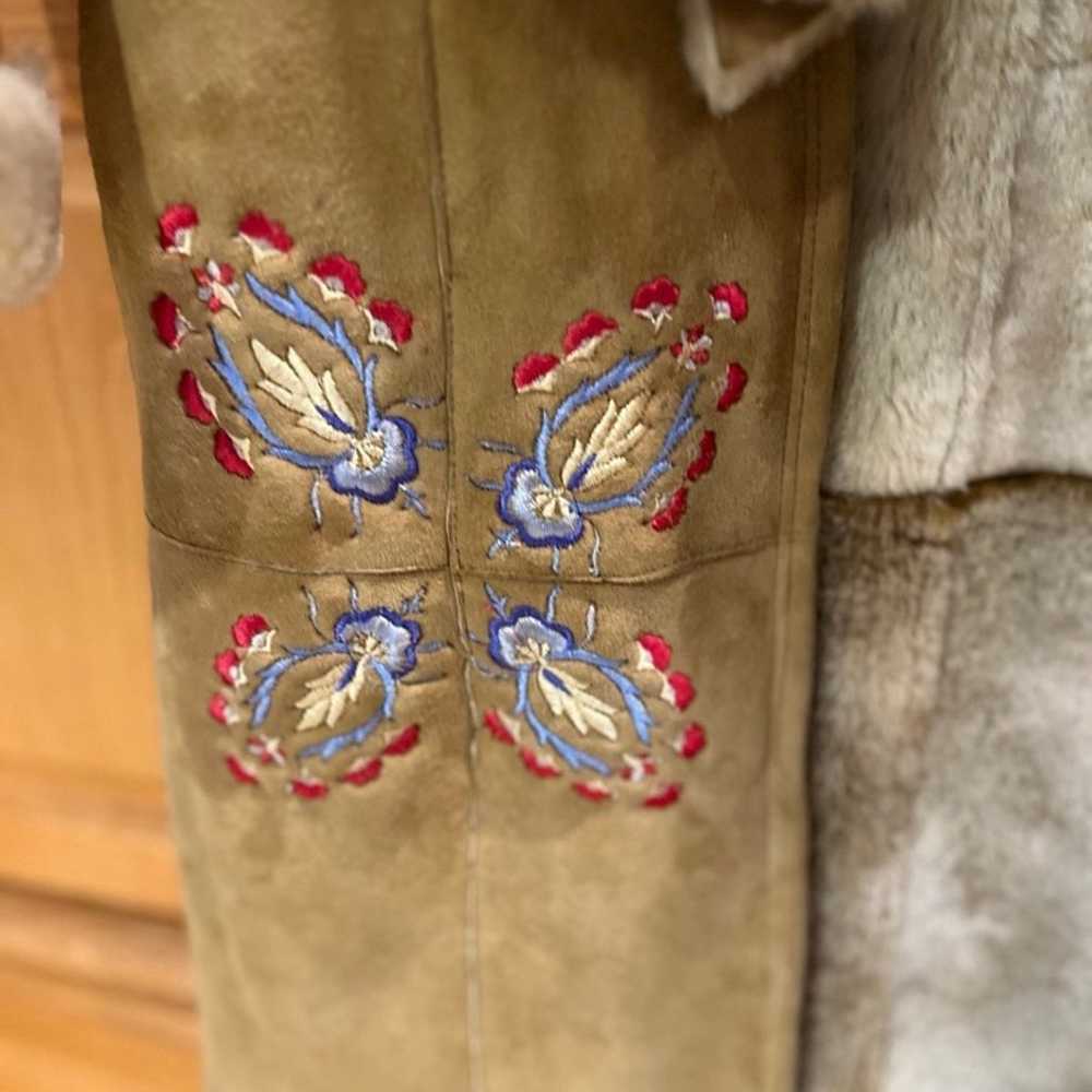 Vintage Shearling Suede Floral Embroidered Coat M… - image 8