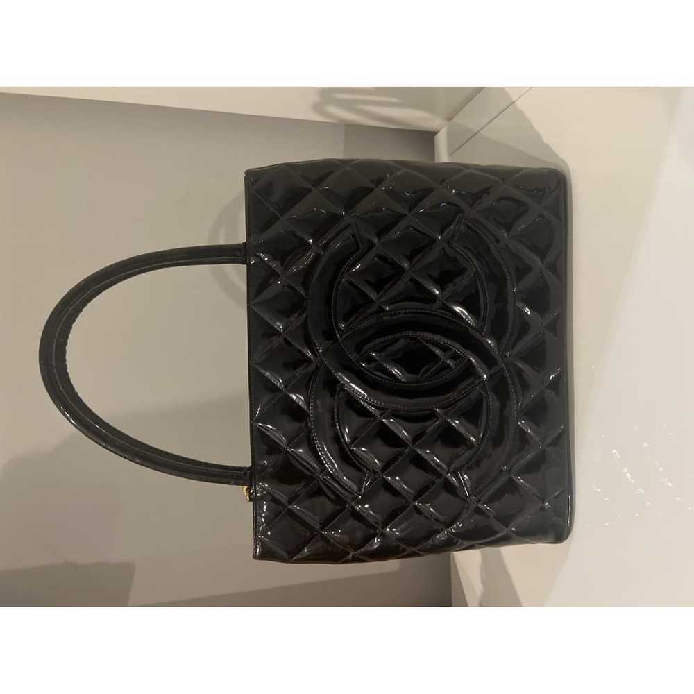 Chanel Médaillon patent leather handbag - image 12