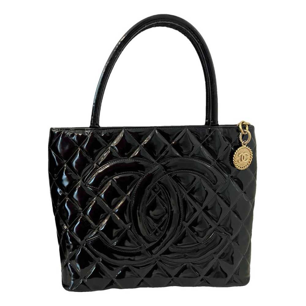 Chanel Médaillon patent leather handbag - image 1