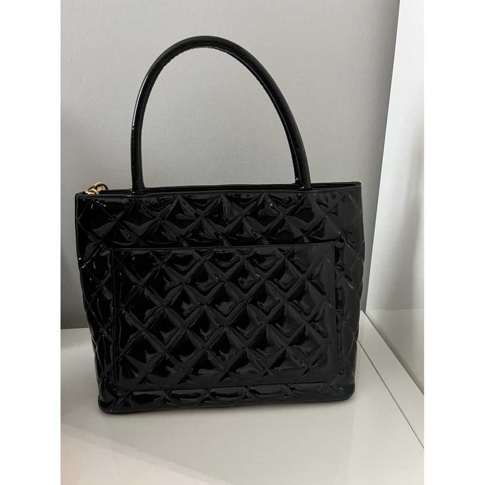 Chanel Médaillon patent leather handbag - image 4