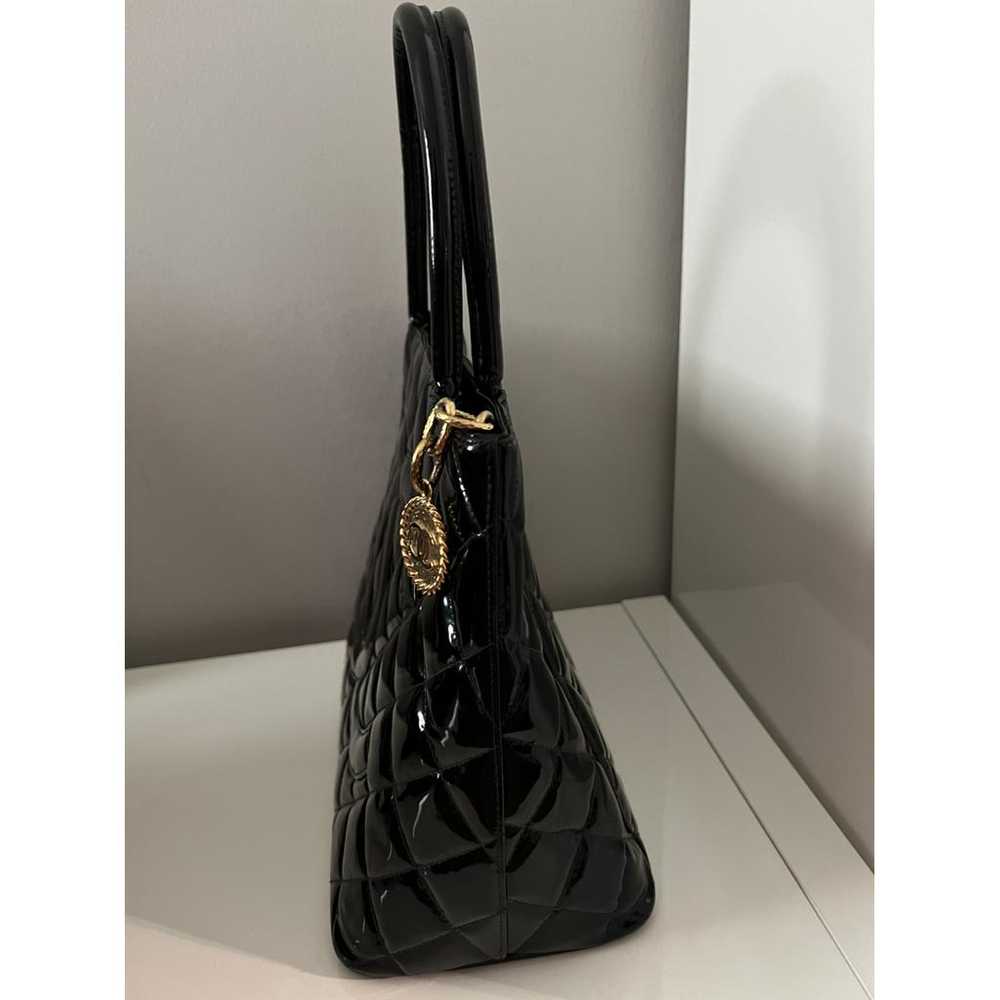 Chanel Médaillon patent leather handbag - image 5