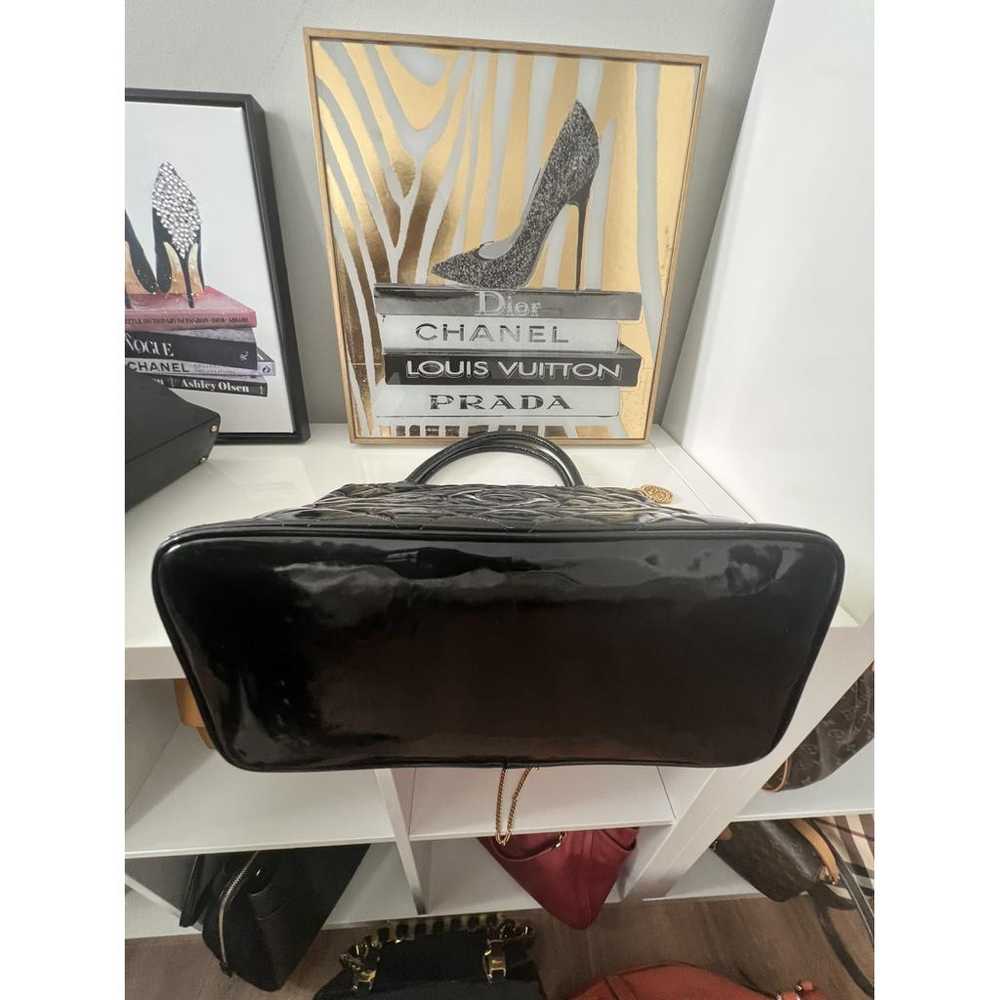 Chanel Médaillon patent leather handbag - image 7