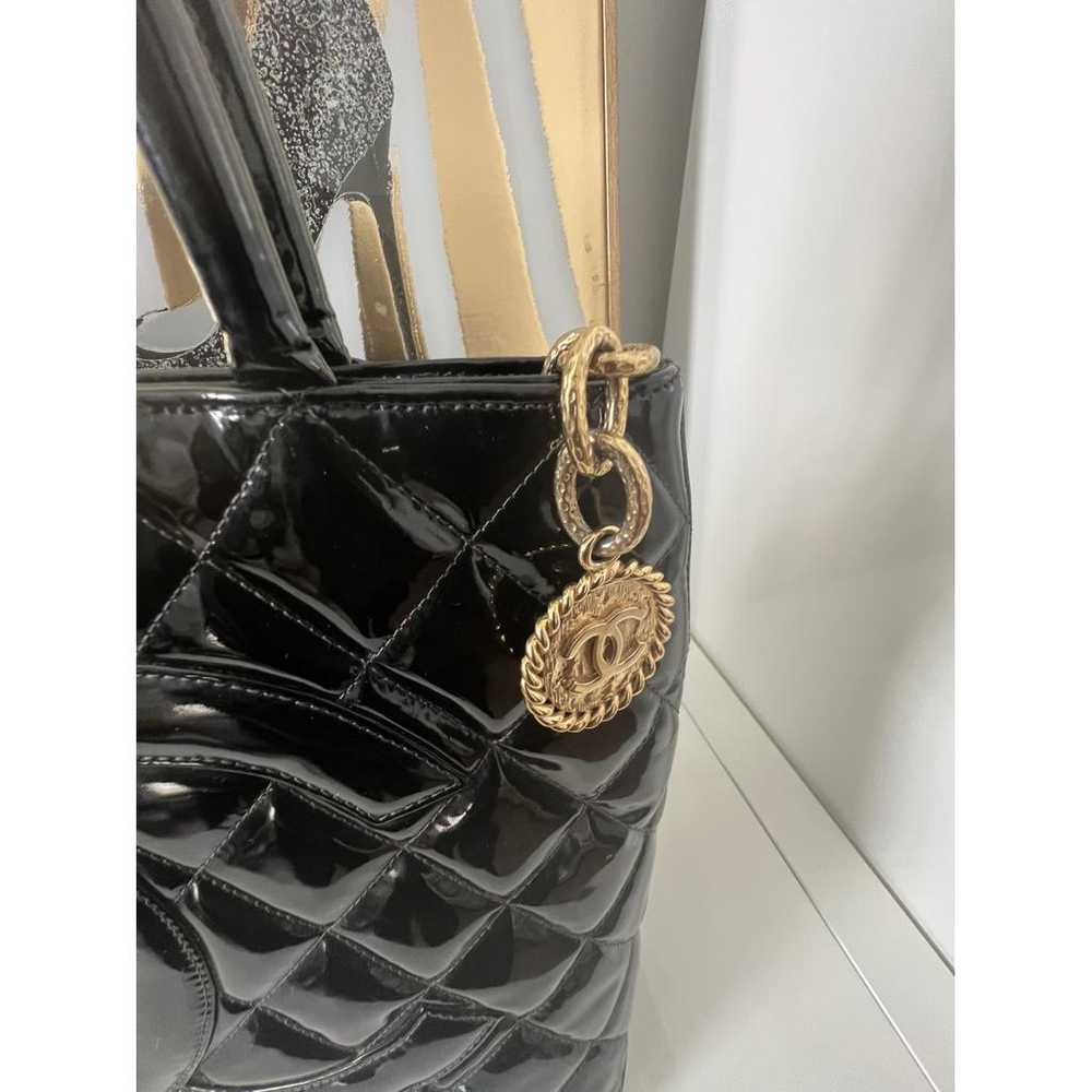 Chanel Médaillon patent leather handbag - image 8