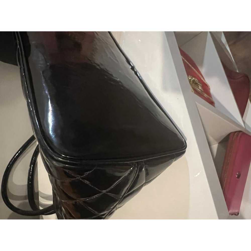 Chanel Médaillon patent leather handbag - image 9