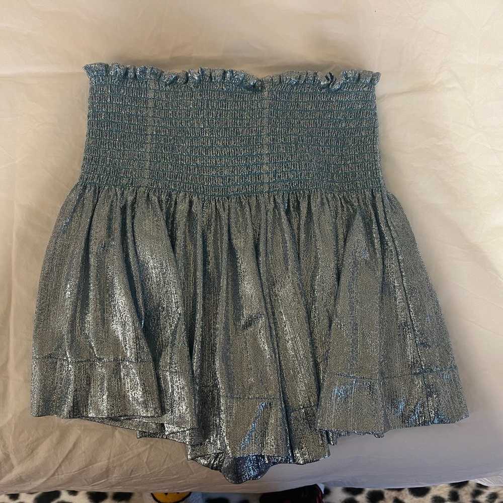 Flowy shorts with scrunch waistband (high-waisted) - image 2