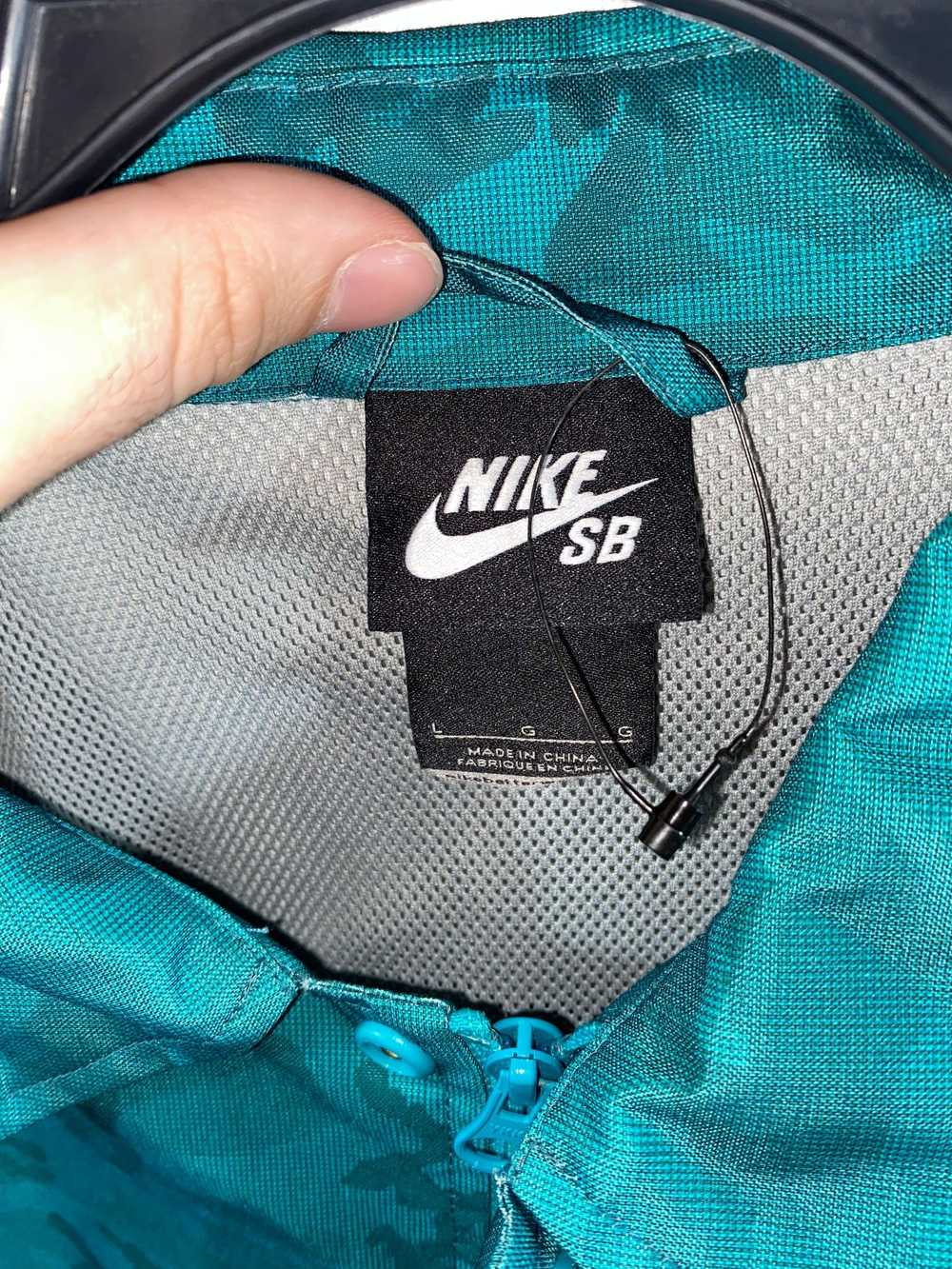Nike Nike SB Light Green Camo Jacket Size L - image 3