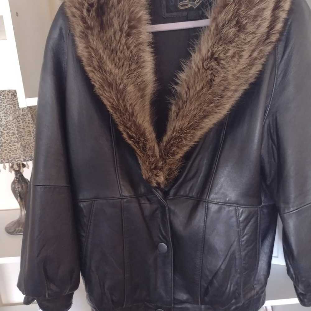 Woman's vintage leather coat fox fur xs / small - image 1