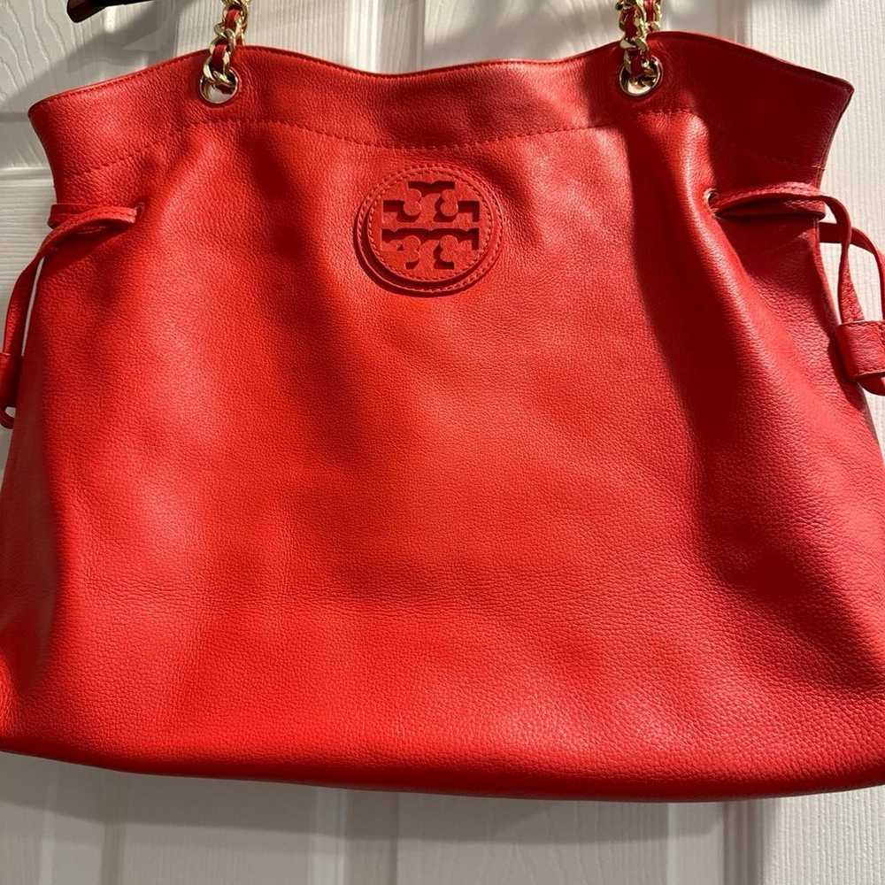 Tory Burch Thea Slouchy Chain Tote in Brilliant R… - image 2