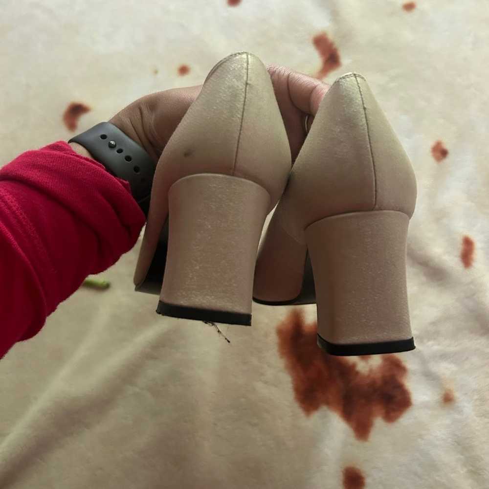 Greyish white pumps/ kitten heels - image 5